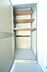 設備：バルコニーには、物入れがございます。