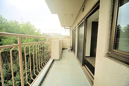 お洗濯物が良く乾きそうな、南西向きのワイドバルコニーです♪