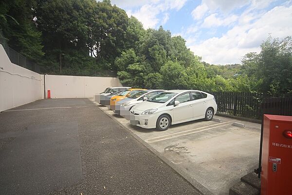 敷地内駐車場です（空き状況はお問い合わせ下さいませ。）
