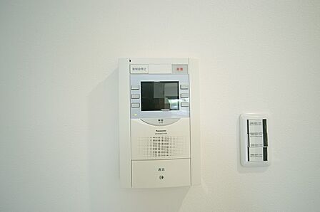 来訪者の確認ができる、モニターホンです。