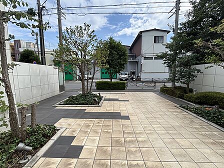 マンションの敷地内には、植栽が施されております♪