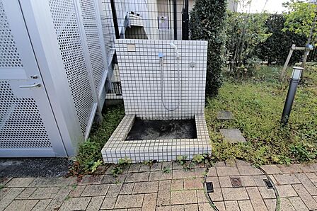 マンションの共有部分には、ペットの足洗い場がございます。