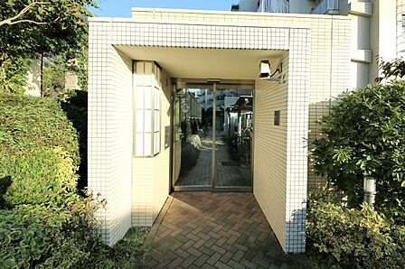 マンションの敷地内には、植栽が施されております♪