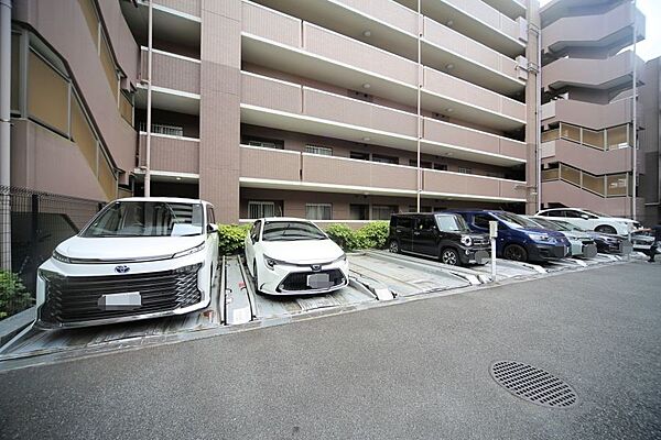 敷地内駐車場です（空き状況はお問い合わせ下さいませ。）