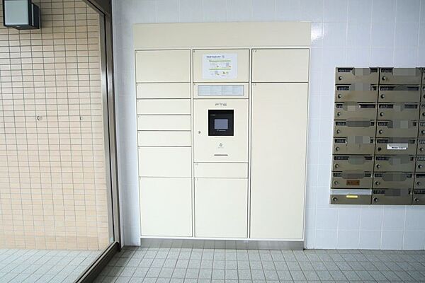 外出中の不在時に便利な、宅配ボックスがございます。