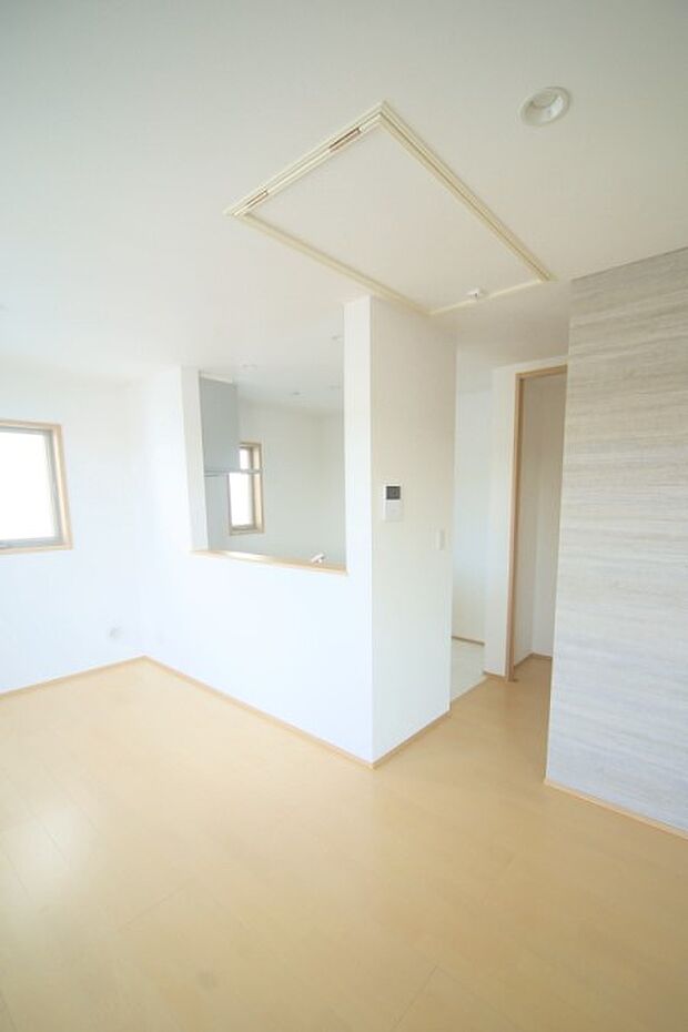 普段使わない物の片付けに便利な、屋根裏収納がございます♪