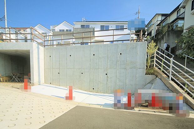 前面道路は交通量が少なく、落ち着いて車庫入れができそうです♪
