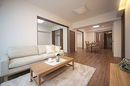 明るい光が差し込む、心地のよいリビングでございます♪