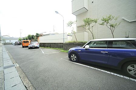 敷地内駐車場です(空き状況はお問い合わせ下さいませ。)