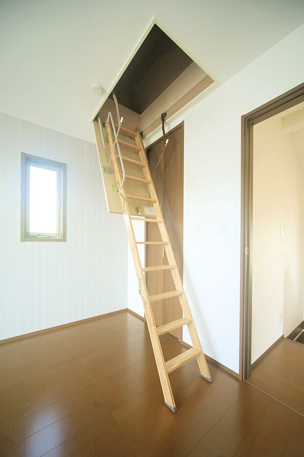 普段使わない物の片付けに便利な、屋根裏収納がございます♪