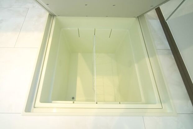 調味料などのストックに便利な、床下収納がございます。