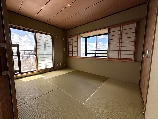 出窓の有る和室、6帖となっております♪