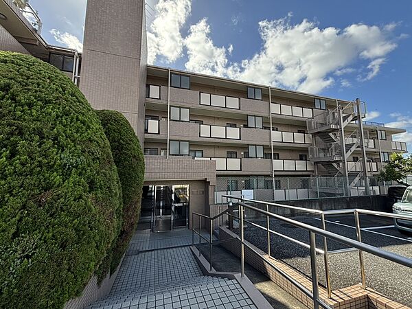 エントランスアプローチには、植栽が施されております♪