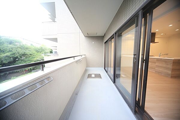 お洗濯物が良く乾きそうな、南向きのワイドバルコニーです♪