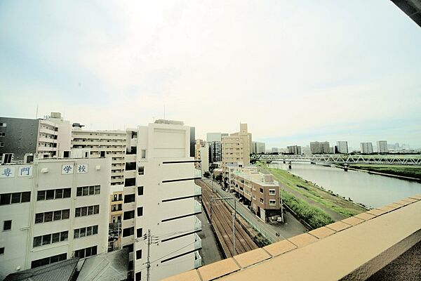 7階部分の南西向き角部屋で、陽当り風通し眺望良好となっております♪