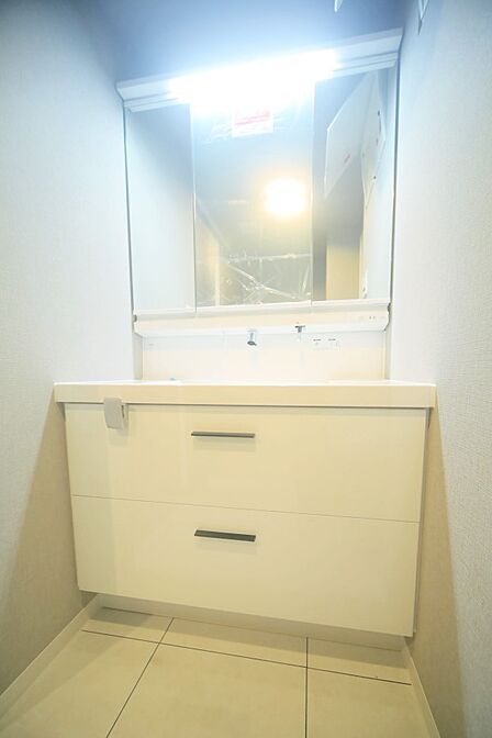 三面鏡のシャンプードレッサーで、お出かけ前の身支度もスムーズに♪