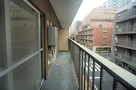 お洗濯物が良く乾きそうな、西向きのワイドバルコニーです♪