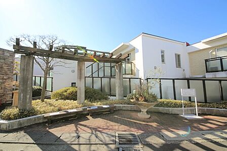 マンションの敷地内には、植栽が施されております♪