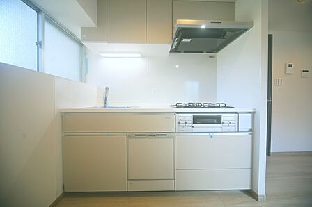 新規交換済みのシステムキッチンですので、お料理作りが楽しくなりますね♪