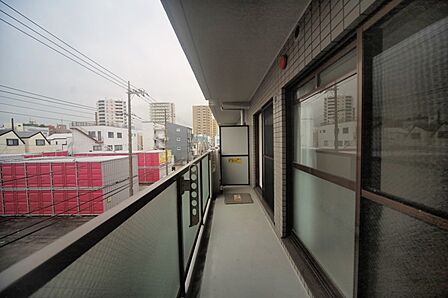 お洗濯物が良く乾きそうな、南向きのワイドバルコニーです♪