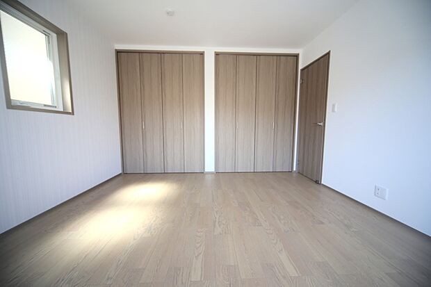 洋室約8帖は、主寝室にいかがでしょうか♪
