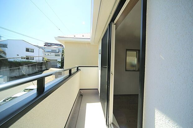 お洗濯物が良く乾きそうな、南向きのバルコニーです♪