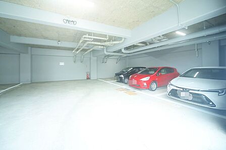 敷地内駐車場です(空き状況はお問い合わせ下さいませ。)