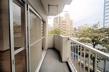 お洗濯物が良く乾きそうな、南向きのワイドバルコニーです♪