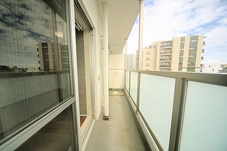 お洗濯物が良く乾きそうな、東南向きのワイドバルコニーです♪