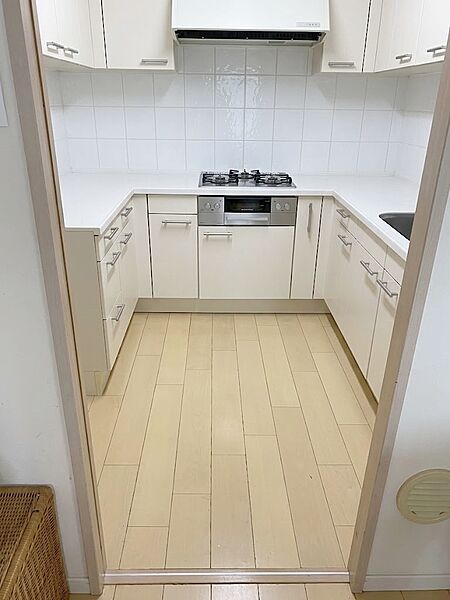 収納豊富な、コの字型のシステムキッチンです♪
