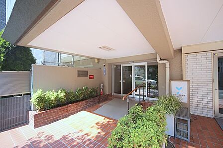 エントランスアプローチには、植栽が施されております♪