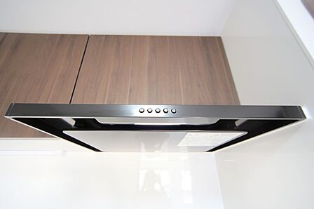 キッチンには、上部吸込型の換気扇が設置されています。