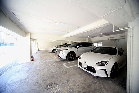 敷地内駐車場です(空き状況はお問い合わせ下さいませ。)