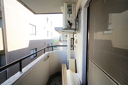 お洗濯物が良く乾きそうな、東向きのバルコニーです♪
