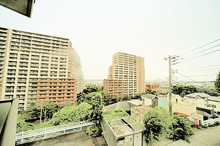 3階部分の東南向き角部屋で、陽当り風通し眺望良好となっております♪