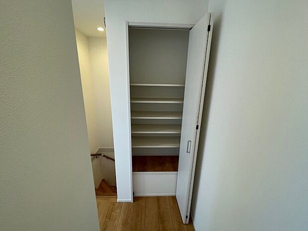 3階の廊下には可動棚つきの収納スペースがあります