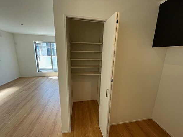 食材の保管などに便利なパントリー