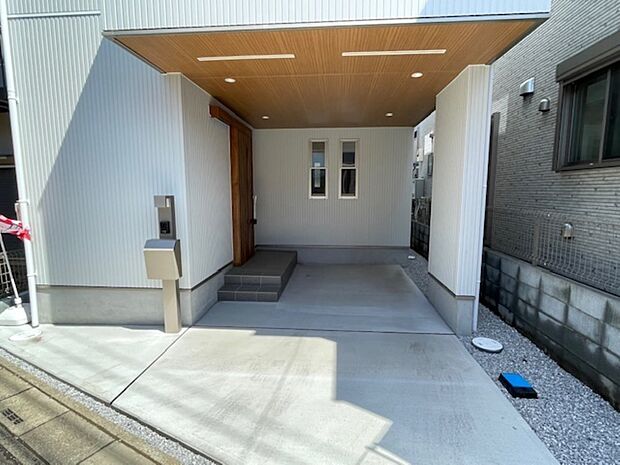 車庫はビルトイン仕様です。お車の汚れを低減できます。