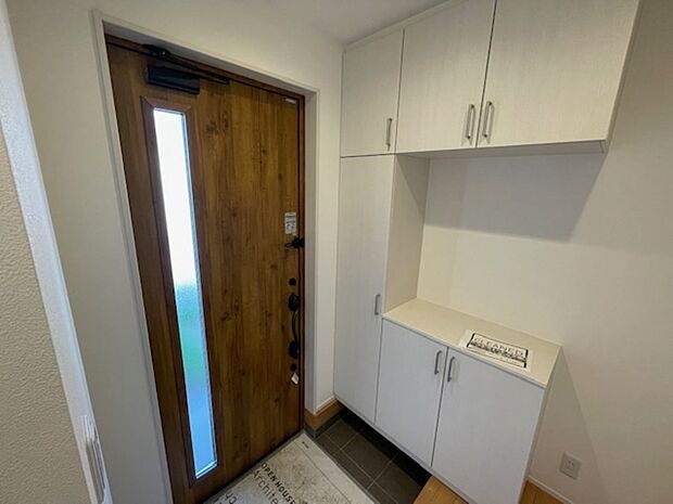 採光仕様の玄関ドアです。優しい明るさがございます。