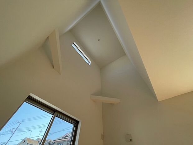 リビング上部は開放的な吹抜けになっています。