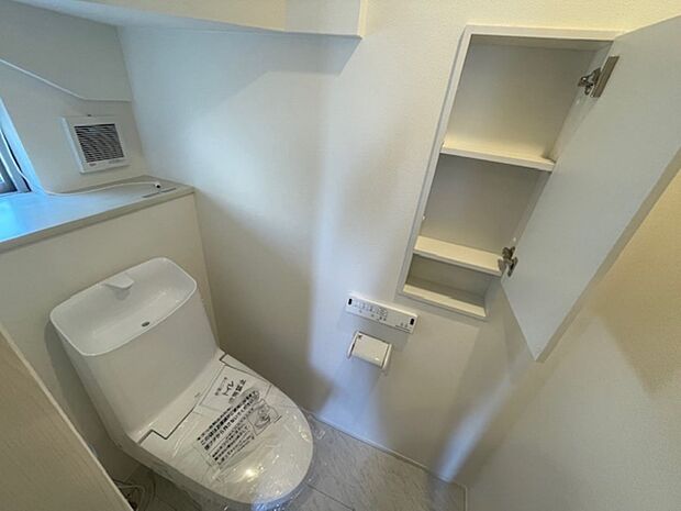 壁厚収納のあるトイレです。洗剤やペーパーの保管に便利です。
