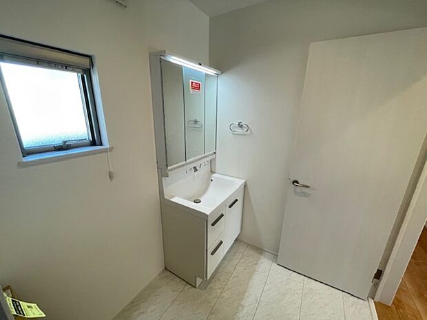 三面鏡タイプの洗面化粧台です