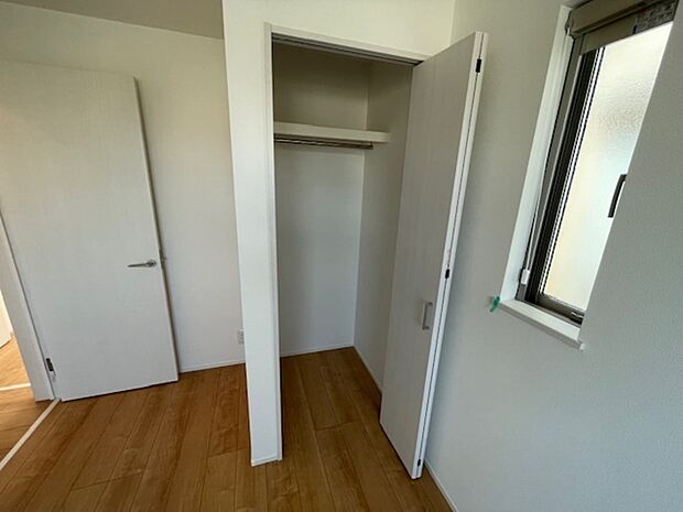 各居室に収納スペースがございます