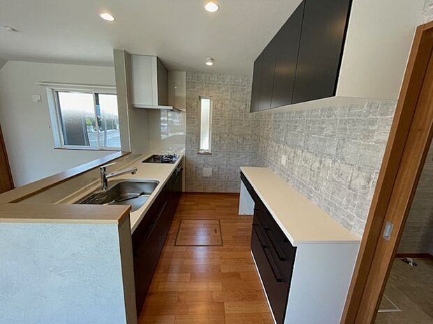 カップボードつきのシステムキッチンです