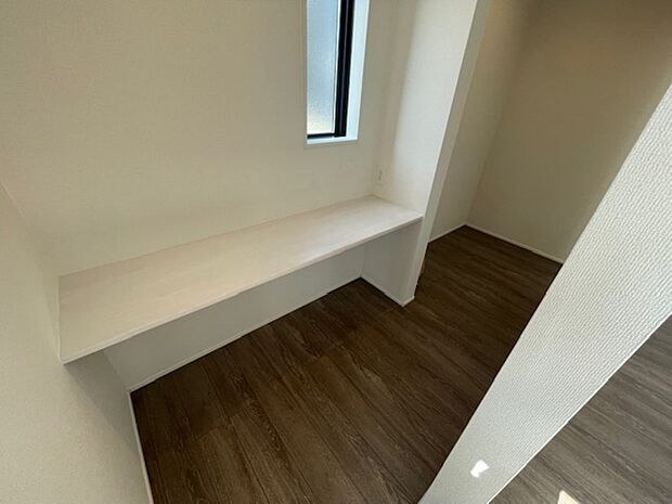 リビングと収納スペースに隣接したワークスペースです