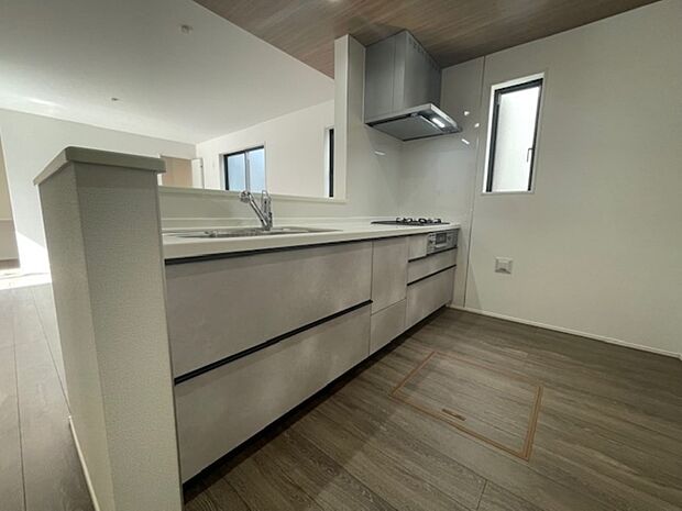 人造大理石トップのシステムキッチン