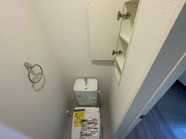 壁厚収納つきのトイレです