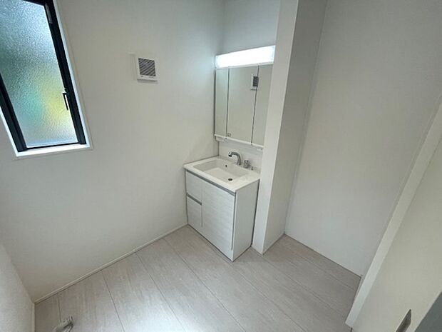 三面鏡タイプの洗面化粧台です