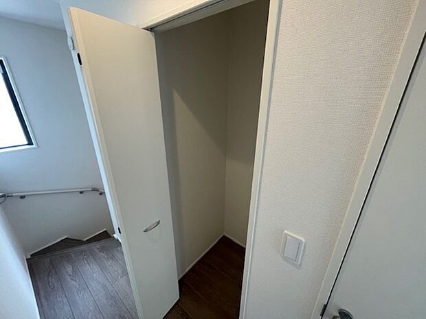 クリーナーの収納にも役立つホール収納