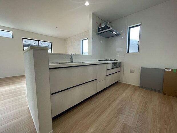 人造大理石トップのシステムキッチン